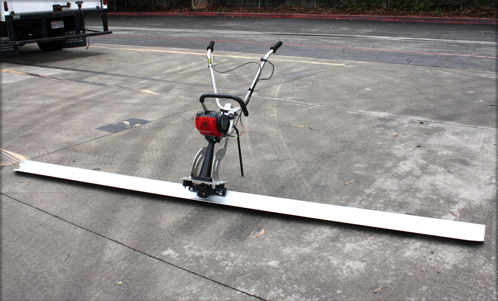 4 Stroke Concrete Surface Leveling Vibratory Screed & 7.5' Aluminum