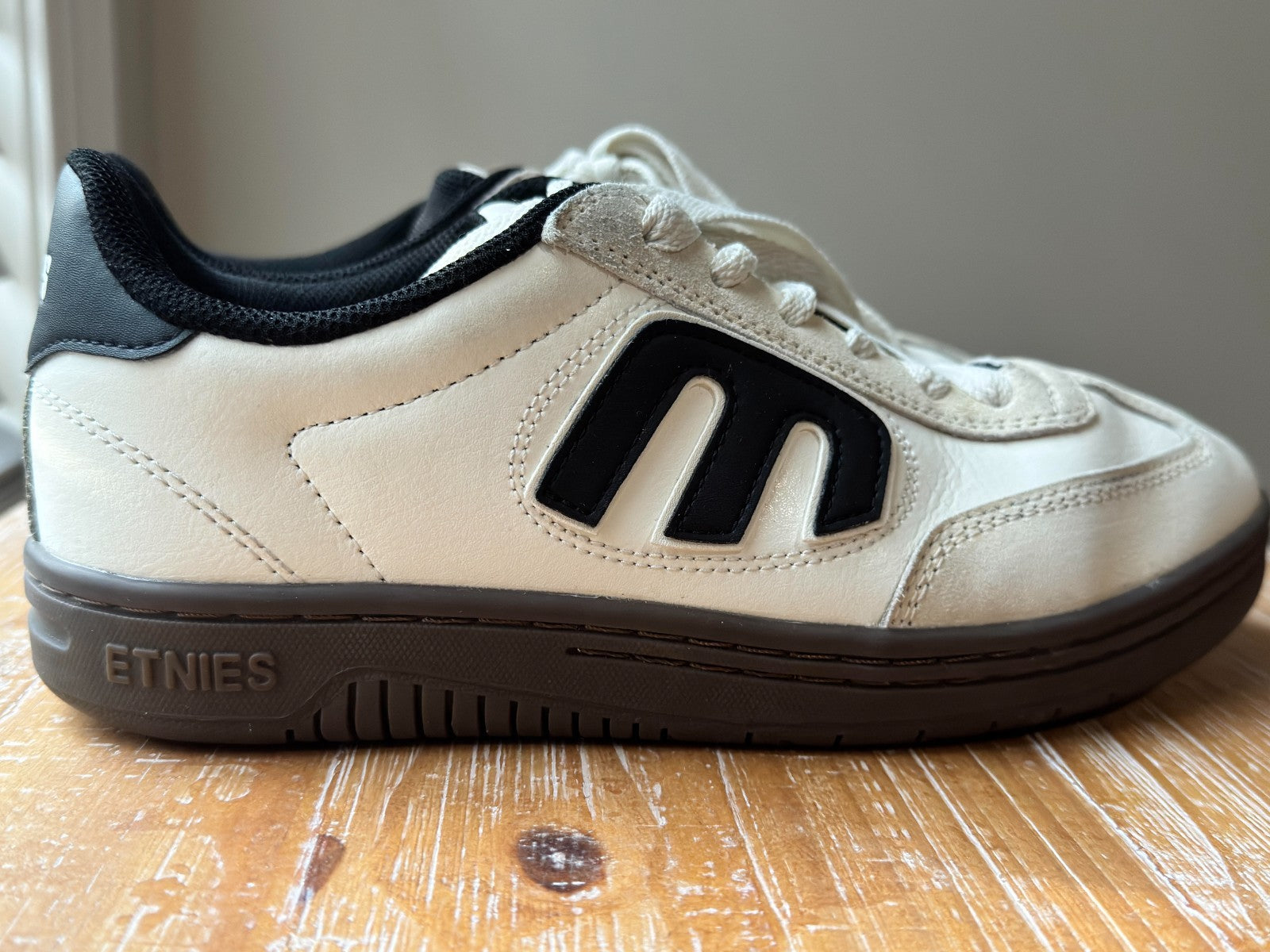 Etnies Skateboard Shoes Locut White/Black/Gum - US Size 8 - EXCELLENT