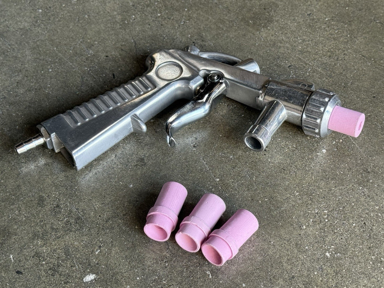 Air Sandblaster Abrasive SandBlasting Gun Pistol & 4 Ceramic Nozzles. Sand Blast